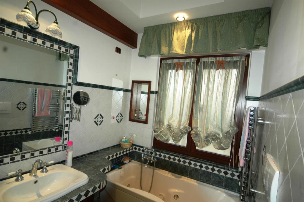Fotografia z galérie ubytovania In Rome in an elegant apartment for 4 people, Deluxe with Jacuzzi v Ríme