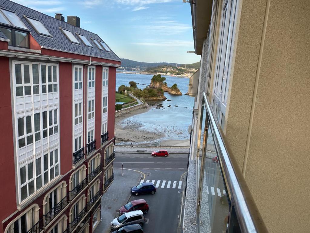uma vista a partir da janela de um edifício com vista para o oceano em Piso Vista os castelos em Viveiro