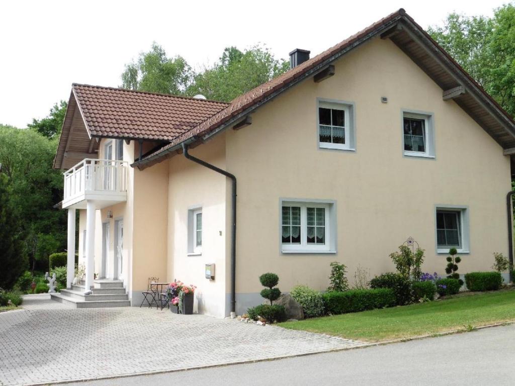 een wit huis met een dak bij Ferienwohnung Pietzavka in Wiesenfelden
