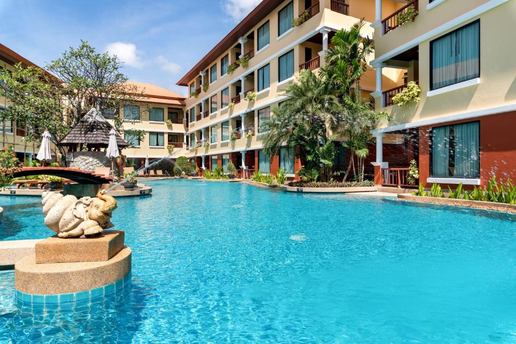 Bazén v ubytování Patong Paragon Resort & Spa SHA Extra Plus nebo v jeho okolí