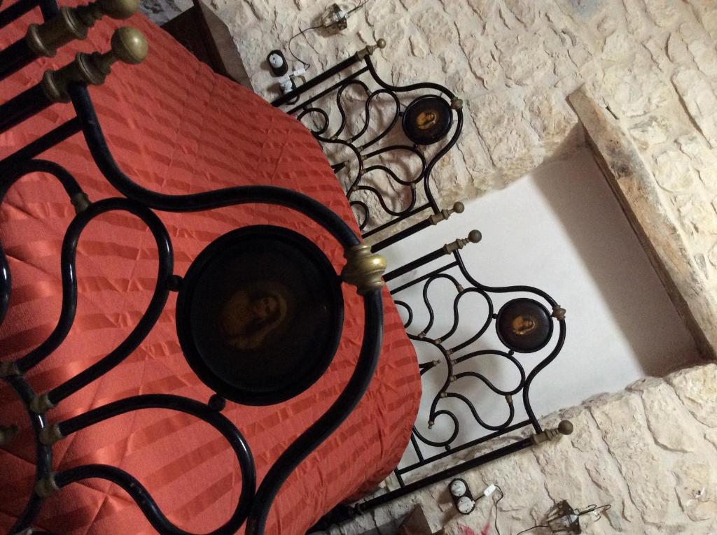 un cuscino rosso seduto sopra un muro di Casa Vacanza Abruzzo 06804dueAFFzerozerozerodue a Caramanico Terme