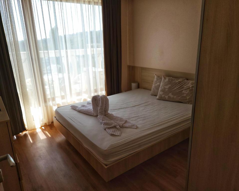 A bed or beds in a room at Elegantz Apartments LaMer