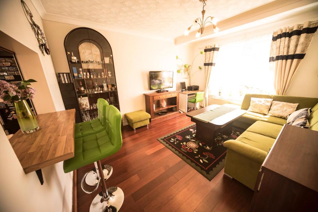 Balerno house, sleeps up to 8, huge garden - Housity