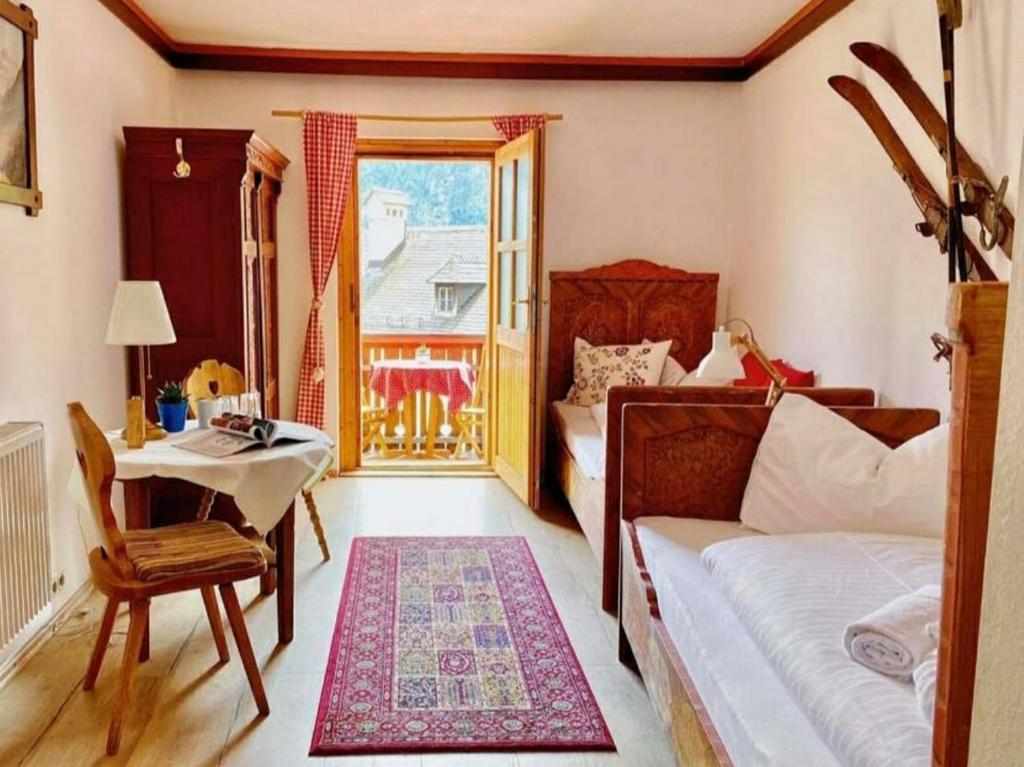 A bed or beds in a room at Pension Leopoldine