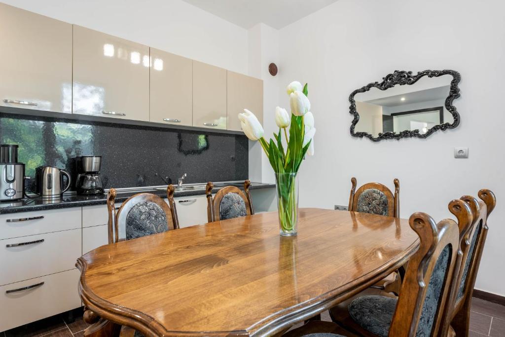 White Orchid Top Center Apartment