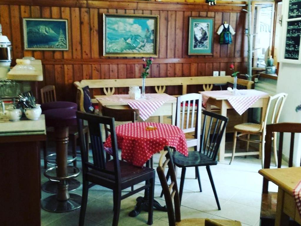 A restaurant or other place to eat at Pension Leopoldine