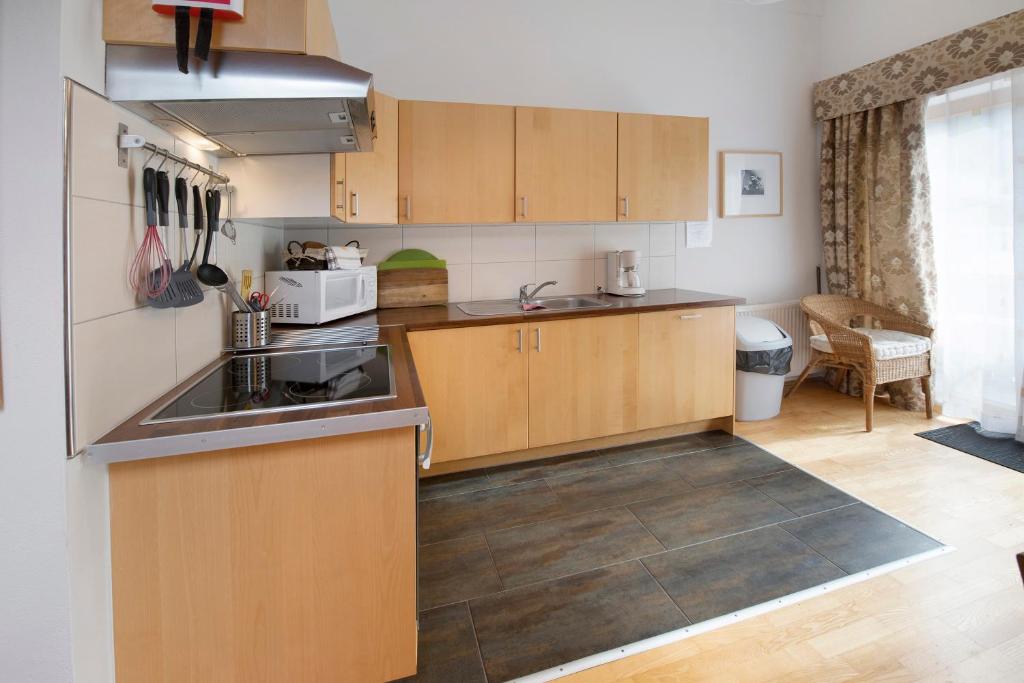 Kuchyňa alebo kuchynka v ubytovaní Haus Lowe Appartement 2 Stock Nr 5