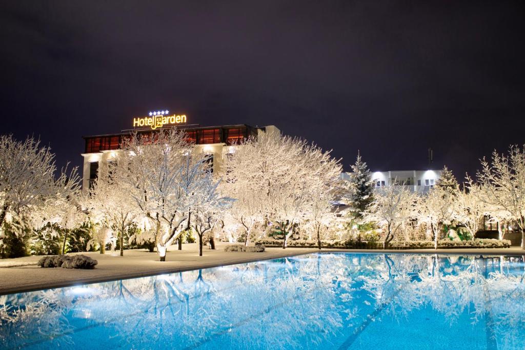 Bazén v ubytování Hotel Garden nebo v jeho okolí