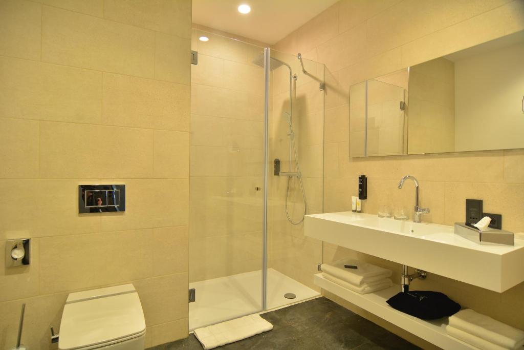 Koupelna v ubytování mk hotel tirana