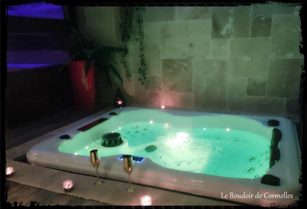 jacuzzi con luces en una habitación en BDC Le Boudoir de Cormelles en Cormelles