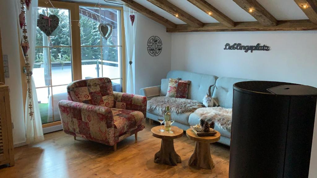 ein Wohnzimmer mit einem Sofa und 2 Stühlen in der Unterkunft Alpfee Lechtal in Bach