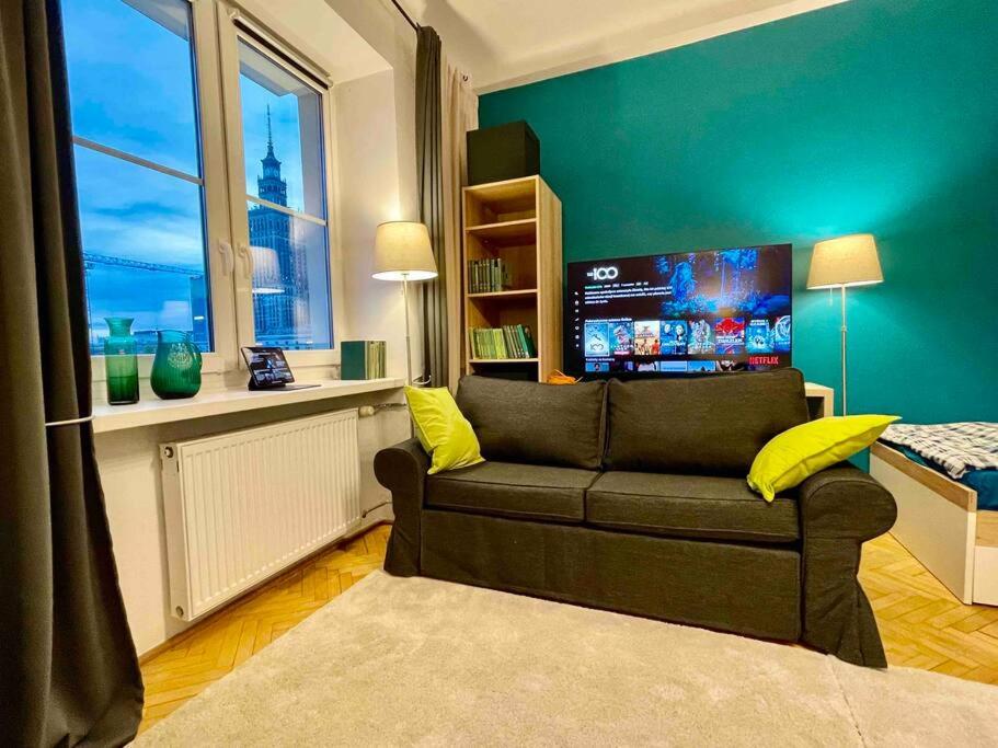 Televízia a/alebo spoločenská miestnosť v ubytovaní Super SQUARE Metro x2 fast WiFi 55'TV Netflix HBO AppleTV+ AmazonTV