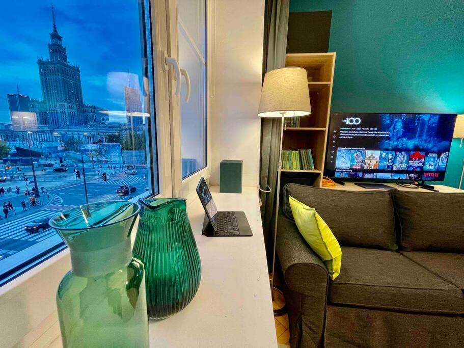 Televízia a/alebo spoločenská miestnosť v ubytovaní Super SQUARE Metro x2 fast WiFi 55'TV Netflix HBO AppleTV+ AmazonTV