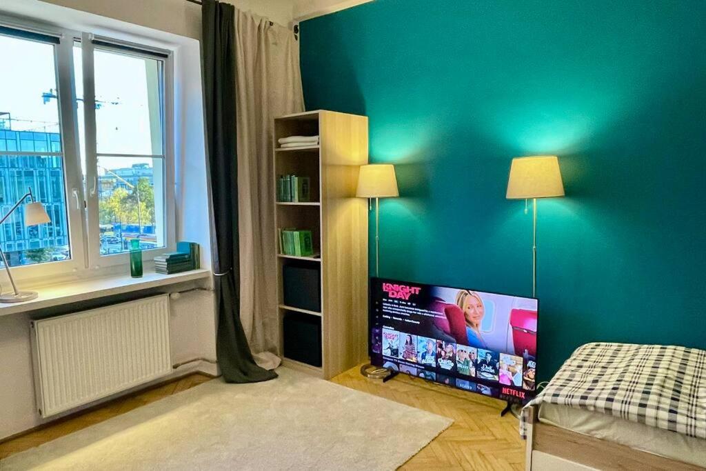 Televízia a/alebo spoločenská miestnosť v ubytovaní Super SQUARE Metro x2 fast WiFi 55'TV Netflix HBO AppleTV+ AmazonTV