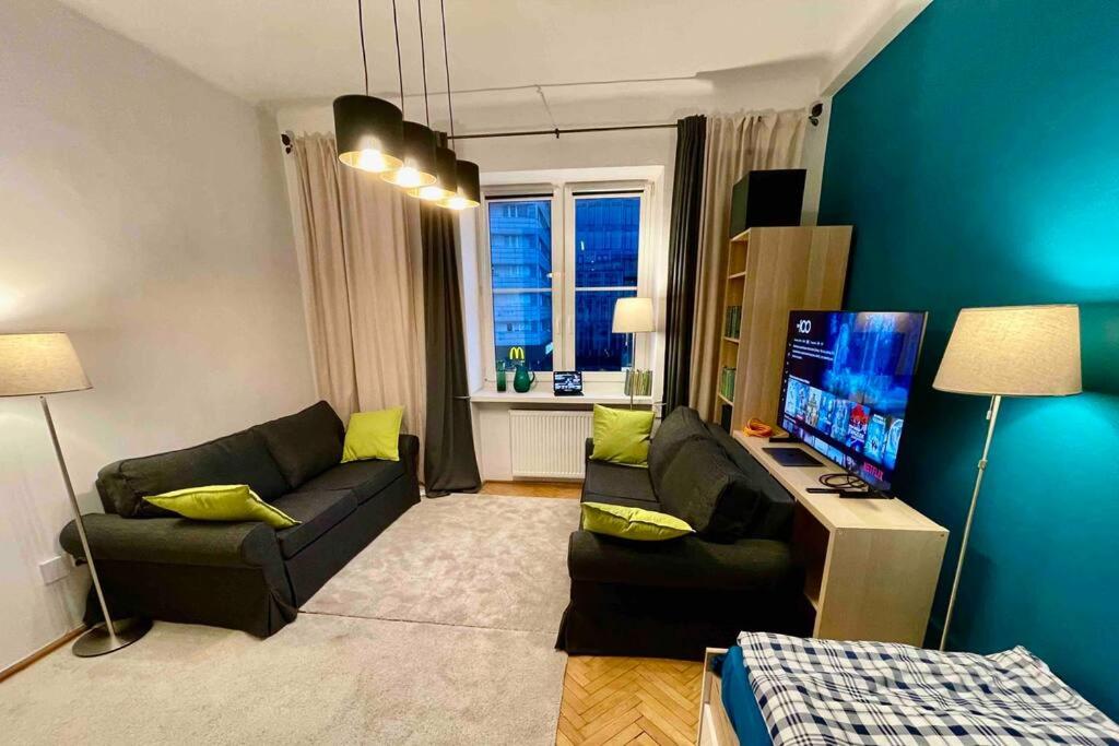 Televízia a/alebo spoločenská miestnosť v ubytovaní Super SQUARE Metro x2 fast WiFi 55'TV Netflix HBO AppleTV+ AmazonTV