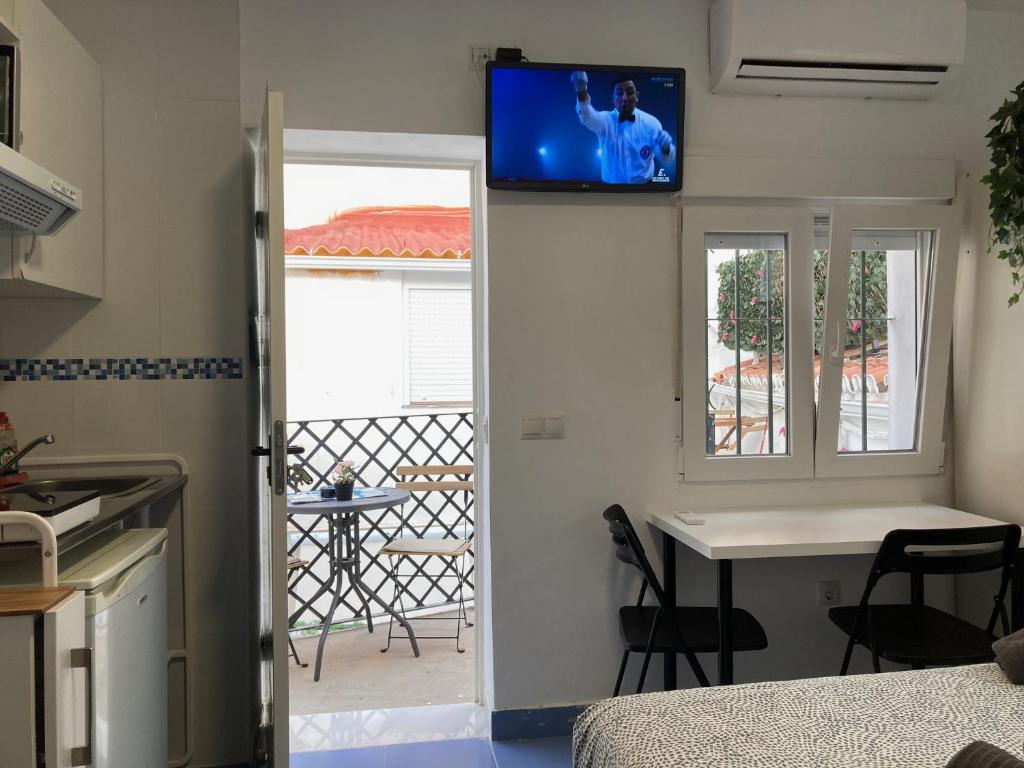 Kuchnia lub aneks kuchenny w obiekcie Malagueña Salerosa "Apartamento - estudio con terraza" En casa típica de 1 a 4 dormitorios