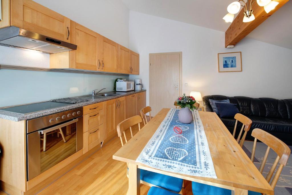 kuchnia z drewnianym stołem i jadalnią w obiekcie Haus Lowe Appartement 2 Stock Nr 4 w mieście Filzmoos