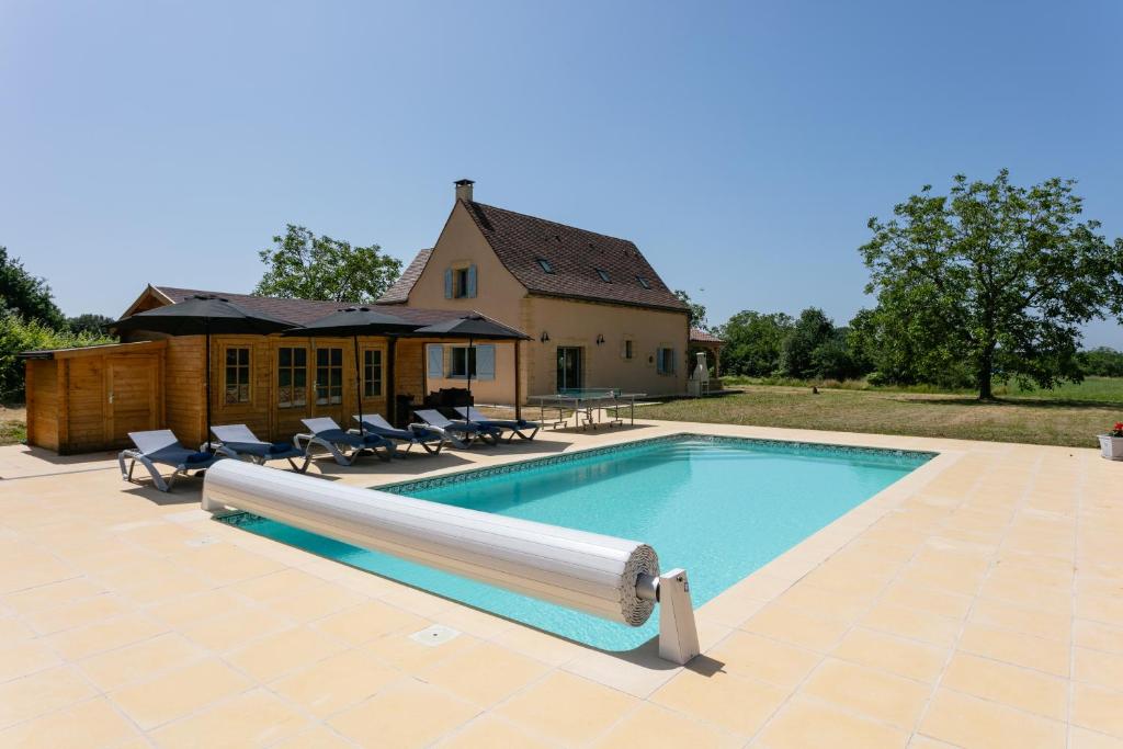 une piscine devant une maison dans l'établissement Luxury 3 Bed Home with Heated Swimming Pool Air Con and Boules Pitch, à Salignac