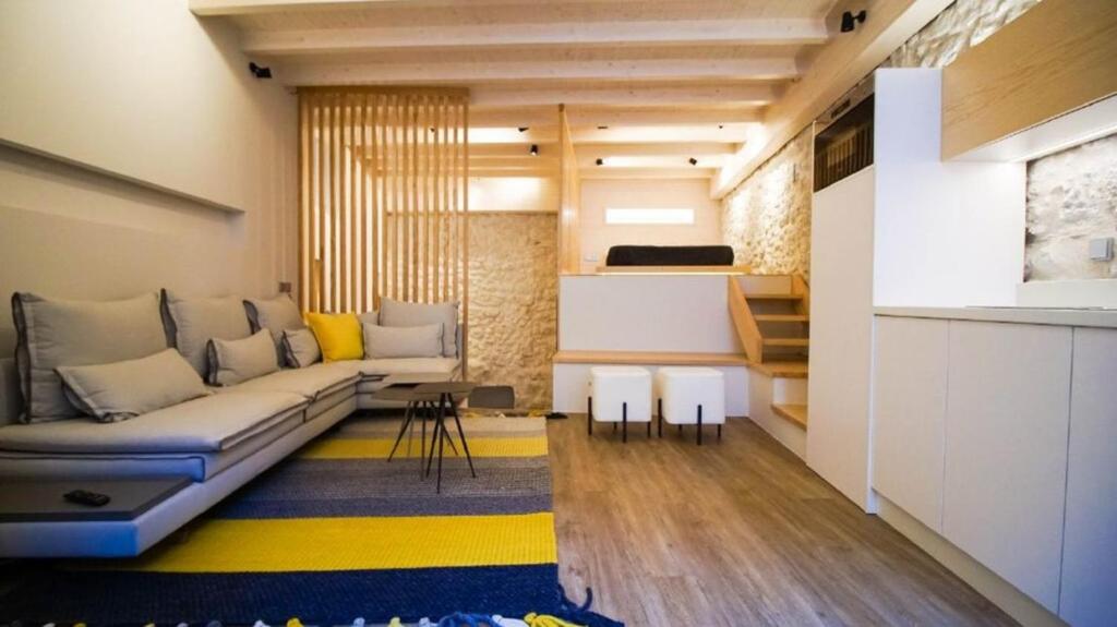 ein Wohnzimmer mit einem Sofa und einem Tisch in der Unterkunft The One Arachova in Arachova