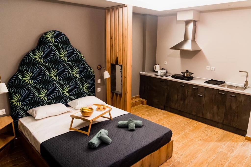 Schlafzimmer mit einem Bett mit einem großen Kopfteil in der Unterkunft Glam Boutique Apartments - Thessaloniki Heart in Thessaloniki