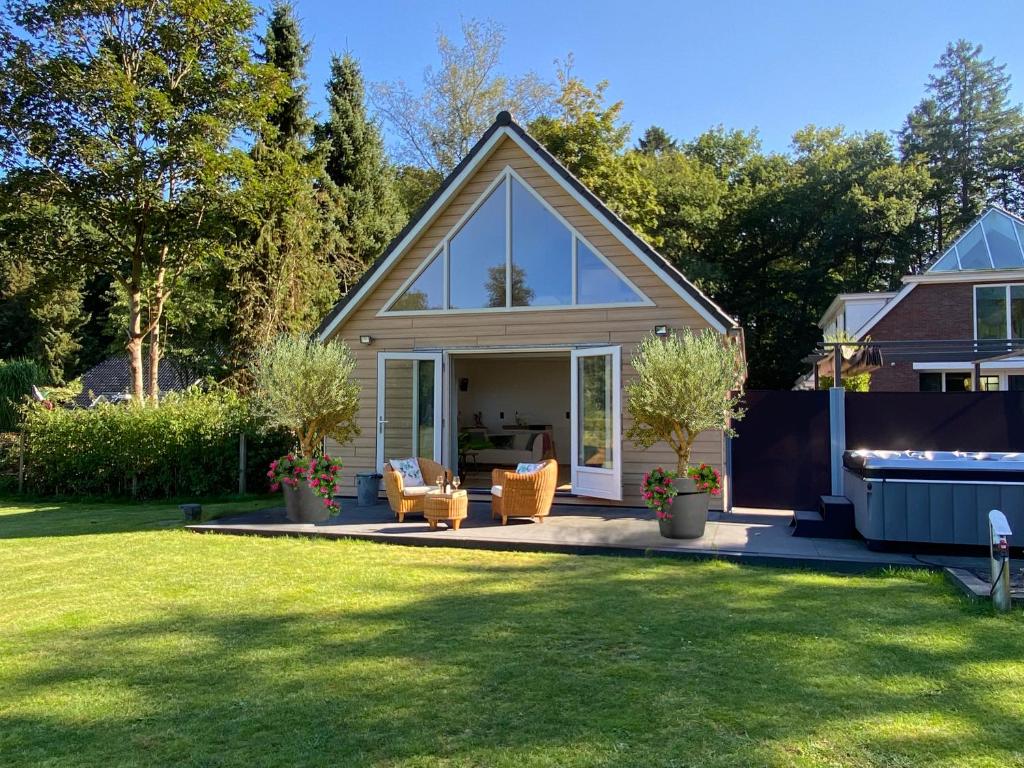 een huis met een zwembad in een tuin bij B&B Hof ter Lemferdinge in Paterswolde