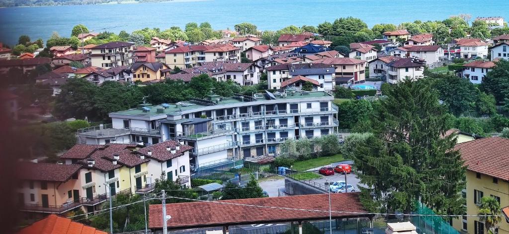 Nespecifikovaný výhled na destinaci Domaso nebo výhled na město při pohledu z aparthotelu