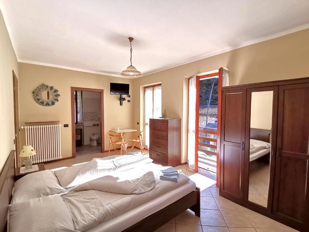 1 dormitorio con 1 cama y 1 mesa en una habitación en ManuEbbasta, en Scopello