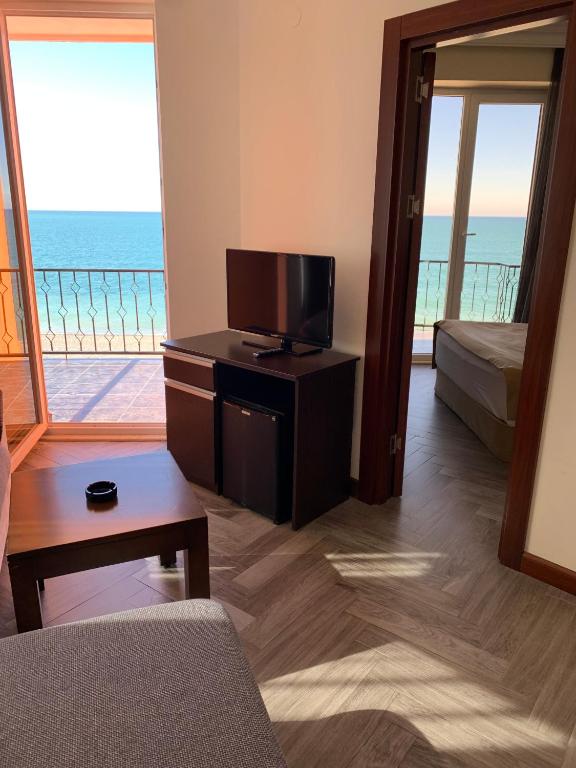 TV a/nebo společenská místnost v ubytování Hotel Neptun Kvariati