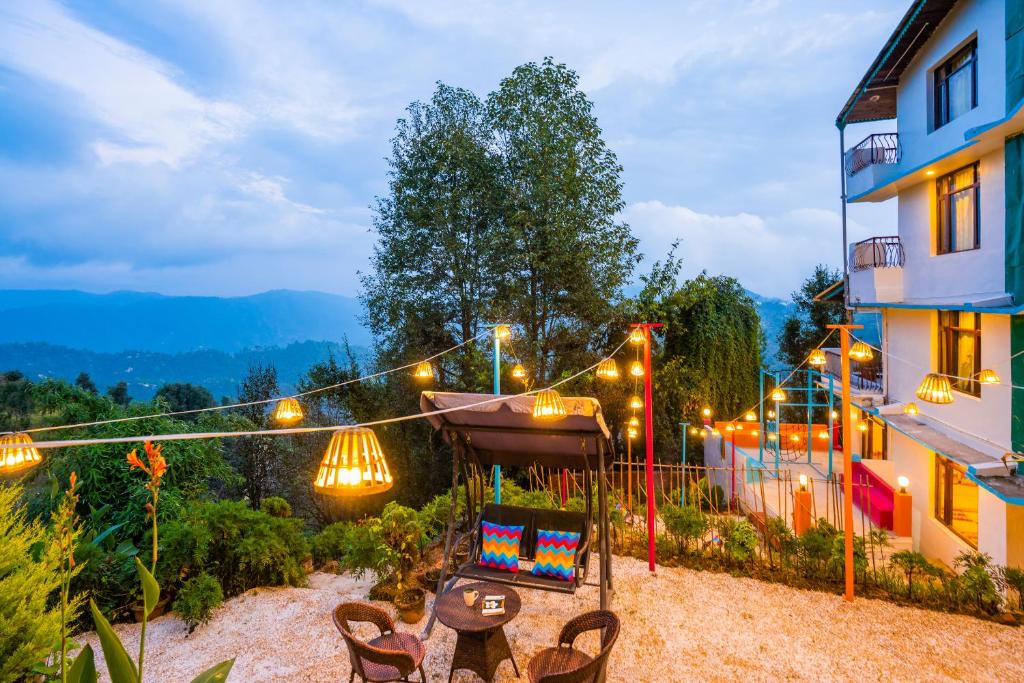 Nespecifikovaný výhled na hory nebo výhled na hory při pohledu z hostelu
