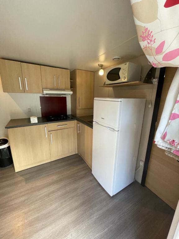 Kuchyň nebo kuchyňský kout v ubytování Camping Les Maraises
