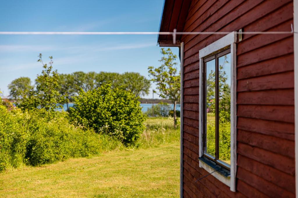 FårösundにあるFårösunds Semesterbyの田舎窓
