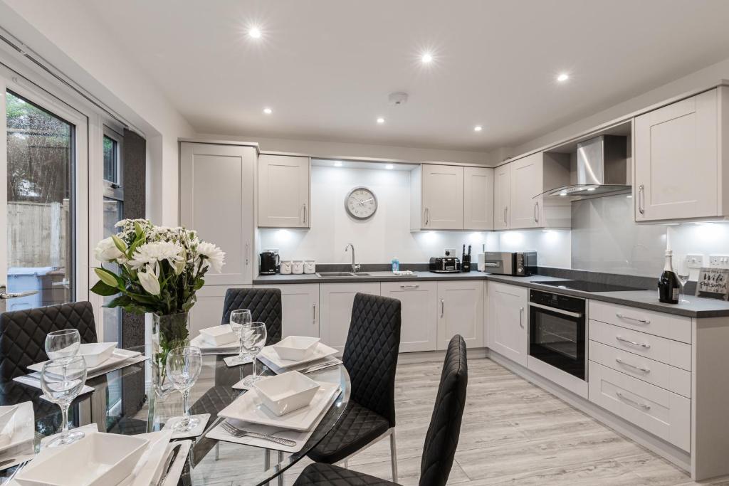 a kitchen with a glass table with chairs and a dining room at Tannery Place - 3 Bedrooms Parking Wi-Fi Garden in Freckleton