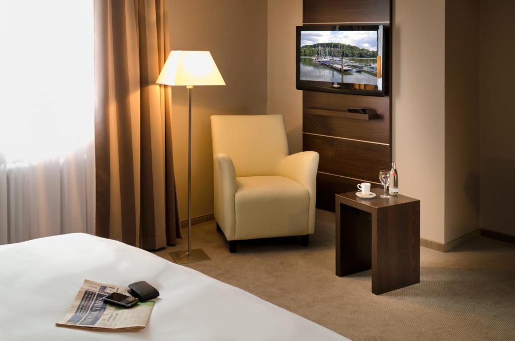 TV a/nebo společenská místnost v ubytování Mercure Hotel Lüdenscheid