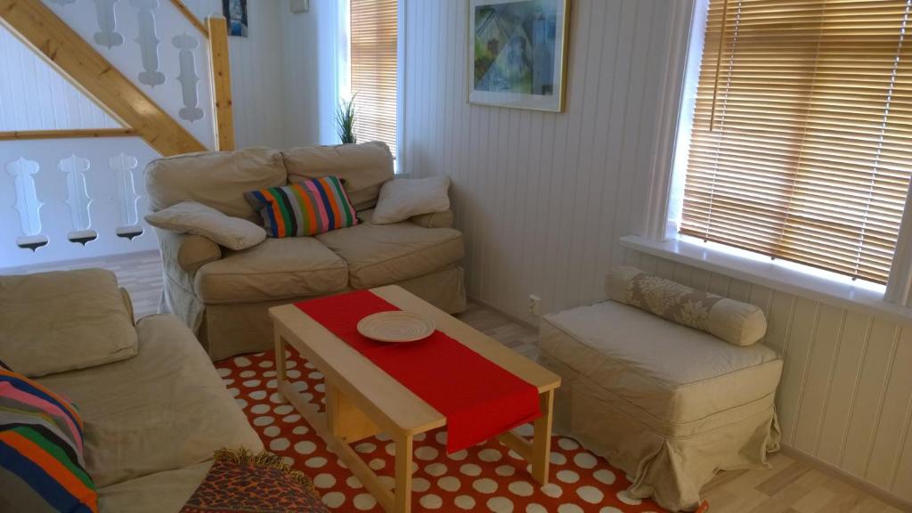 ein Wohnzimmer mit einem Sofa und einem Tisch in der Unterkunft Private House with Private Garden in Ísafjörður