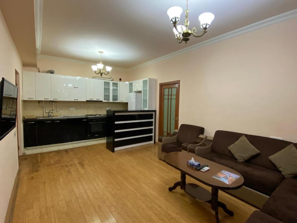 sala de estar con sofá y mesa en Argishti street 2 bedroom comfortable apartment in New Building GL933, en Ereván