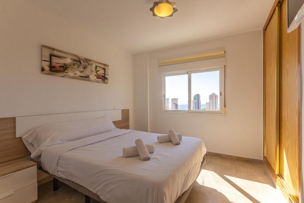 Llit o llits en una habitació de Amazing Benidorm Views 2BR Flat - Pool - Parking