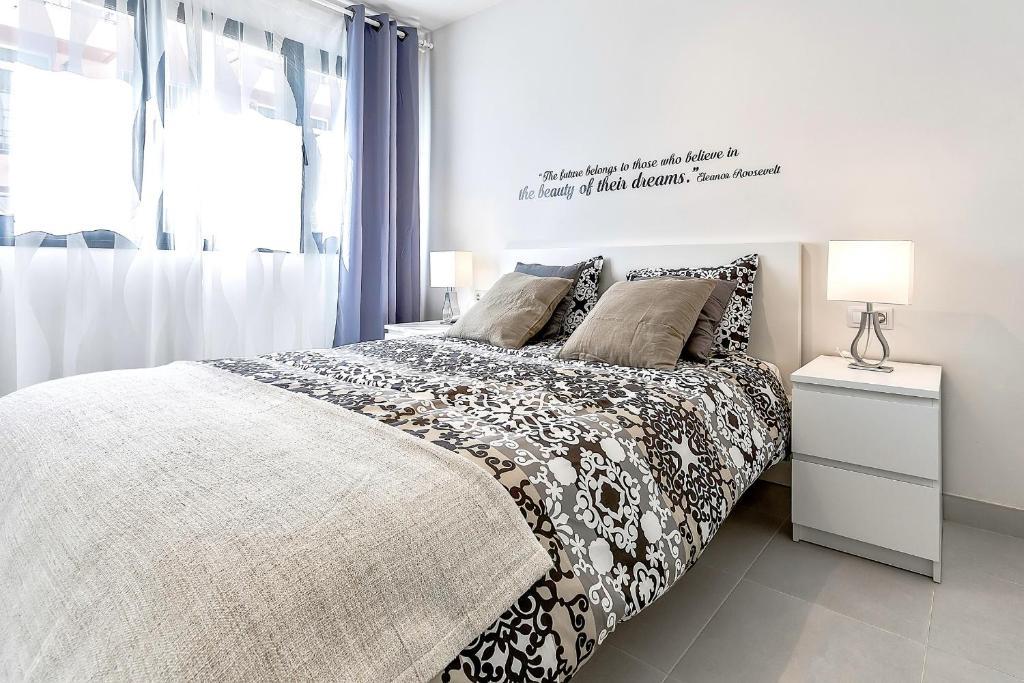 Rúm í herbergi á Hortensia Suites Apartments ,Los Cristianos