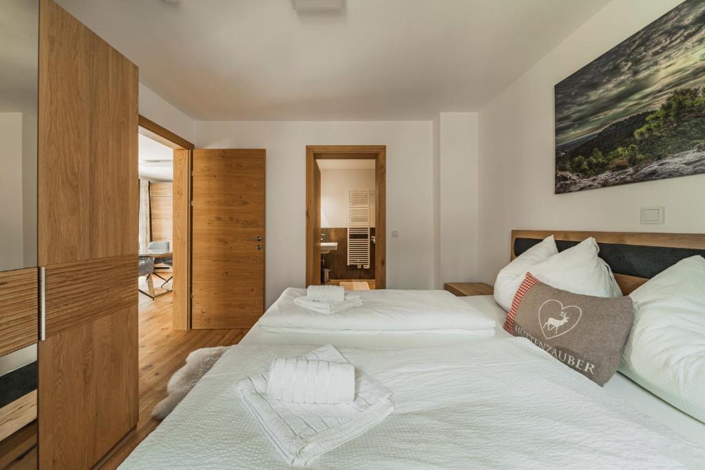 Postel nebo postele na pokoji v ubytování Dachstein West Apartments