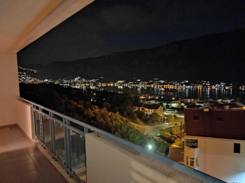 einen Blick auf die Stadt in der Nacht vom Balkon aus in der Unterkunft BLUE EYES SAILORS in Kotor