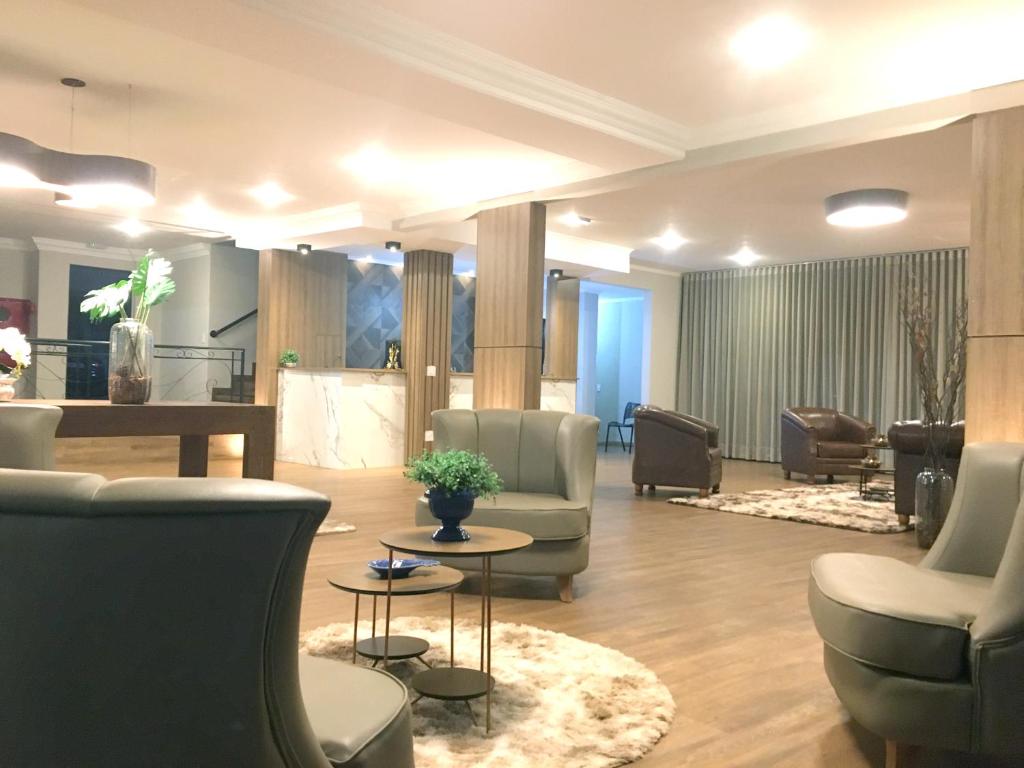 Skala Park Hotel في سيرتاوزينيو: غرفة انتظار مع كراسي وطاولة