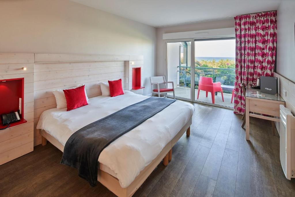 Postel nebo postele na pokoji v ubytování Hôtel Miléade La Frégate - Bidart