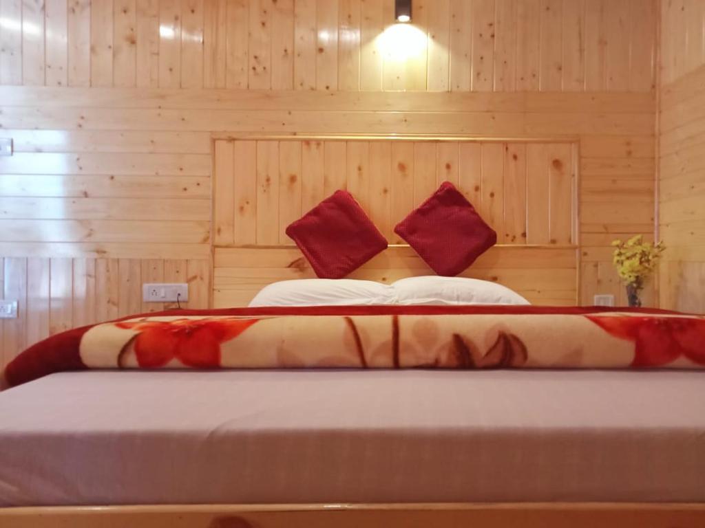 Postel nebo postele na pokoji v ubytování Guruchhaya hotel and cottages