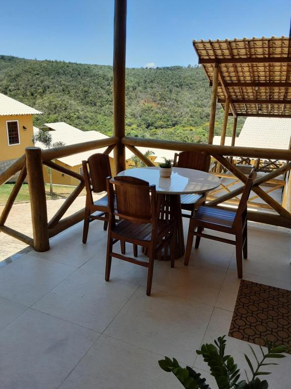 d'une table et de chaises sur un balcon avec vue. dans l'établissement Casa Charme de Lençois, à Lençóis