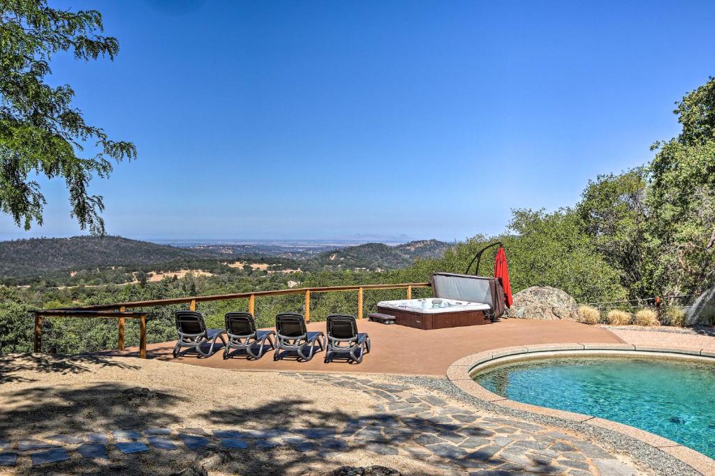 Piscina de la sau aproape de Luxe Auburn Hideaway with Tennis Court and Views!