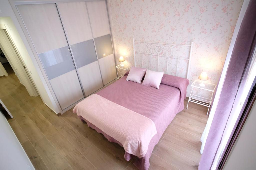 A bed or beds in a room at Amanece Monegrillo Apartamentos