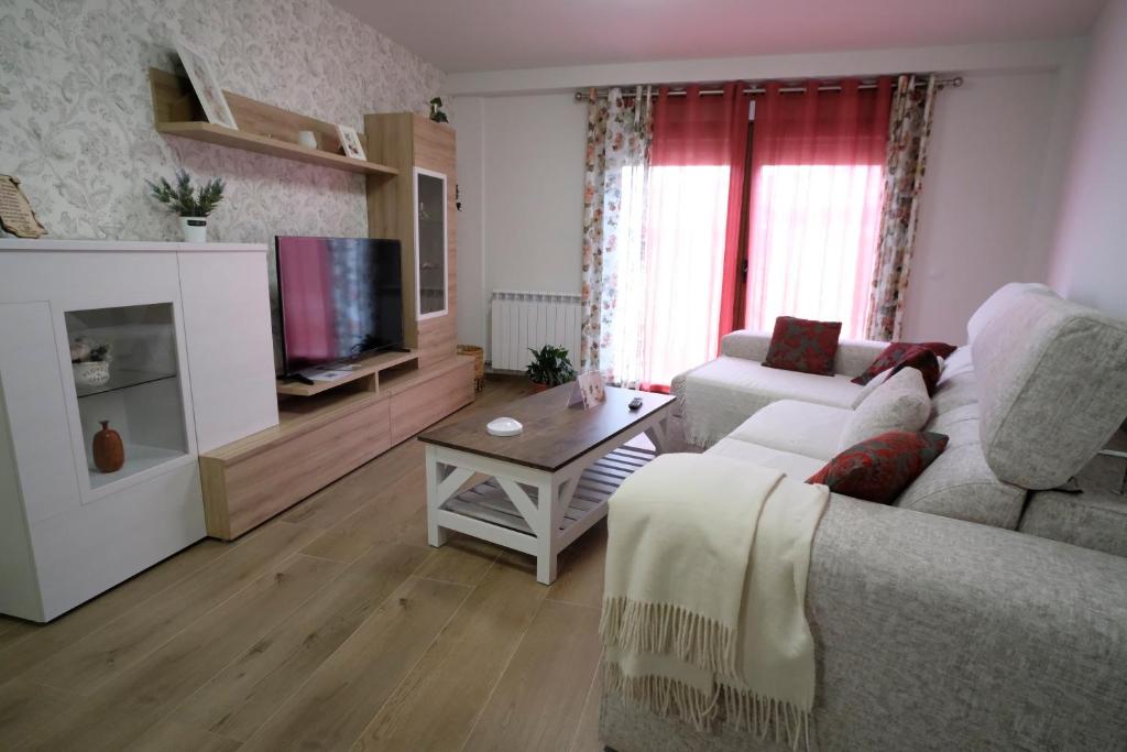 A kitchen or kitchenette at Amanece Monegrillo Apartamentos