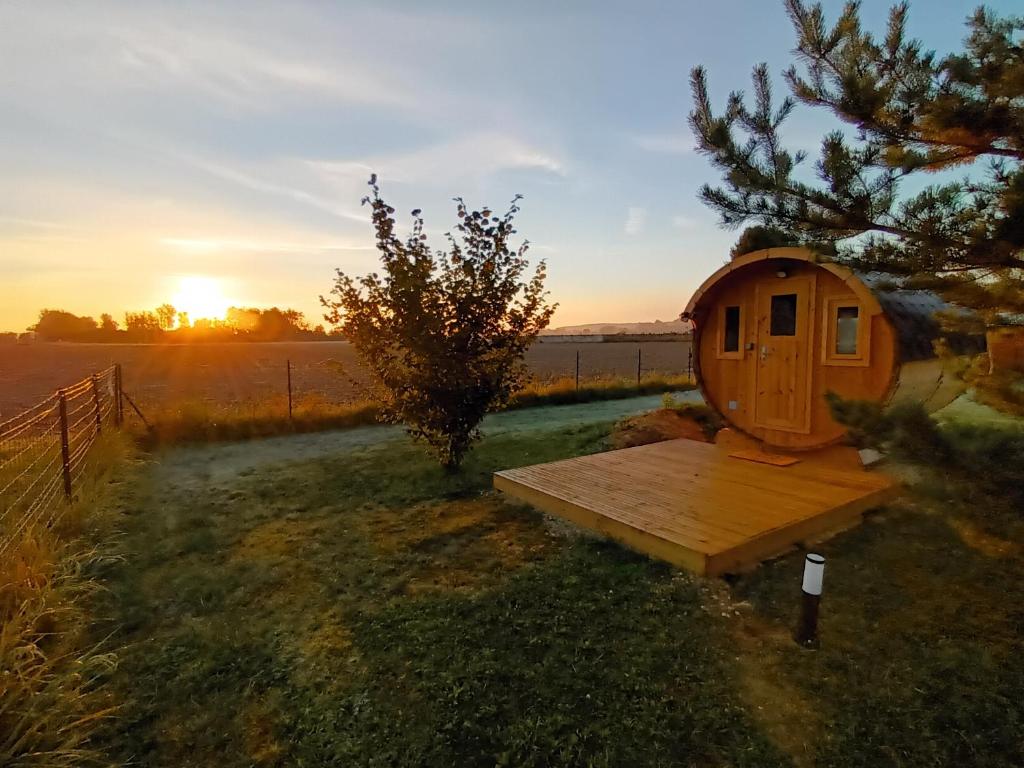 una casa de perros sentada en una mesa en un campo en Les Cabanes d'Hérande, en Fouchères