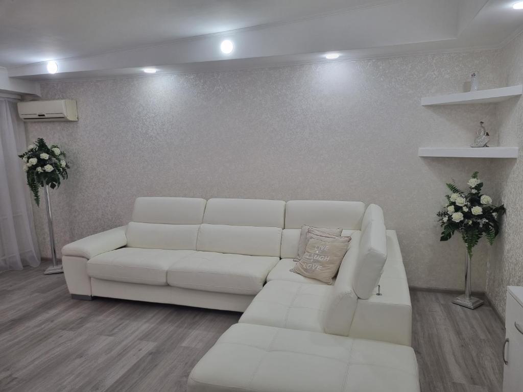 Sala de estar blanca con sofá blanco en White apartament, en Kremenchuk