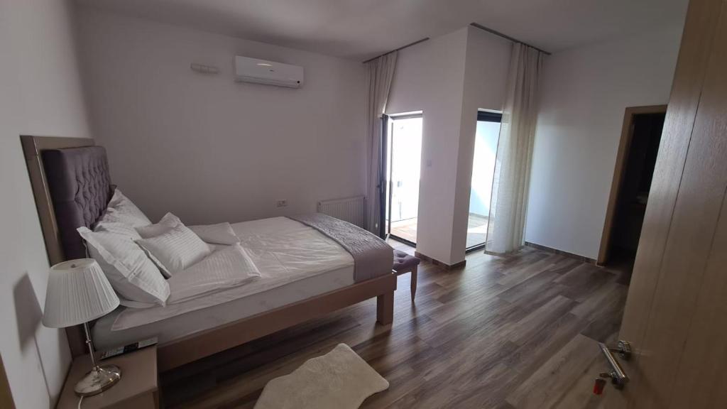 1 dormitorio con cama y ventana grande en KASNAR ROOMS, en Zagreb