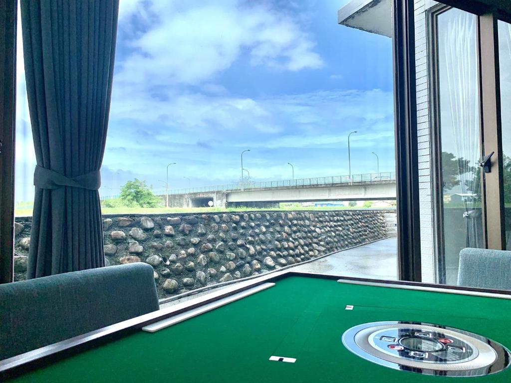 宜蘭市的住宿－Chill鬆口氣-包棟民宿，一张带桥景的扑克桌